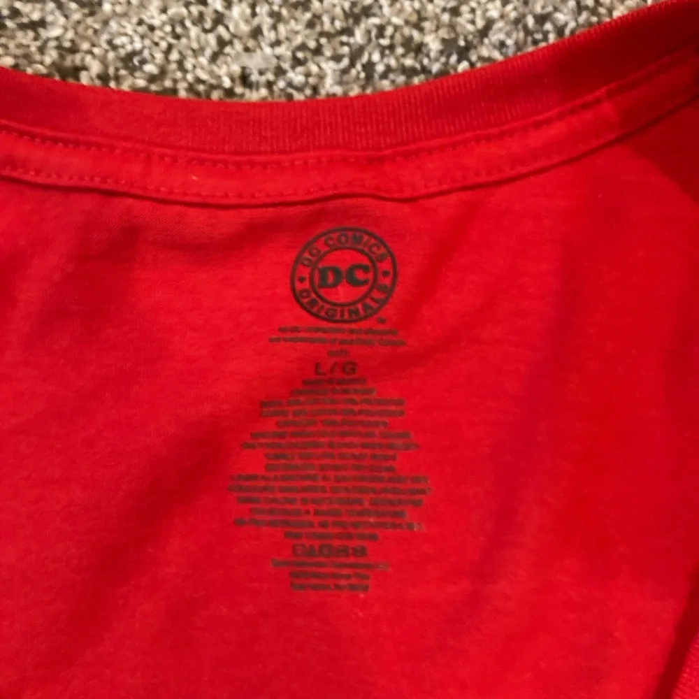 DC Comics Wonder Woman t shirt with Velcro cape - Picture 3 of 8